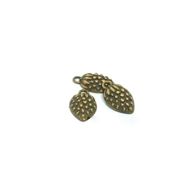 1 x Strawberry Bronze Vintage Zakka Charm