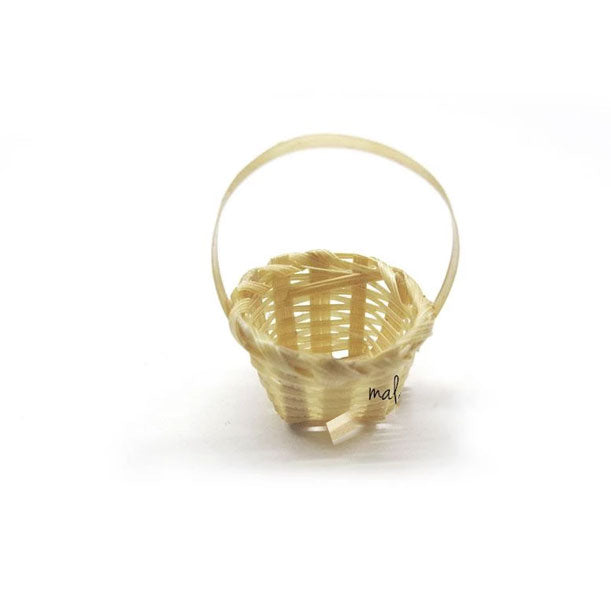 1 x Realistic Woven Basket