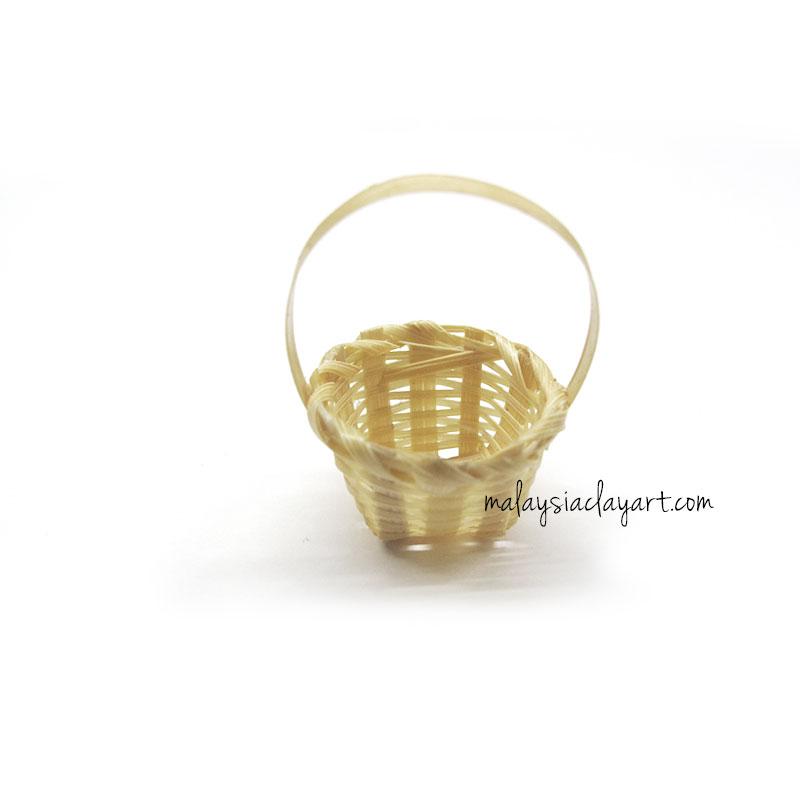 1 x Realistic Woven Basket